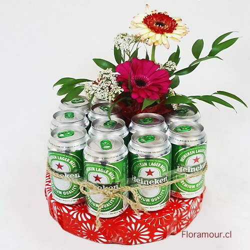 Simpática presentación de 12 latas de cerveza Heineken acompañado de flores. Disponible para envío a domicilio solo Santiago de Chile